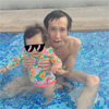 芸人アンガールズの山根、子供とプールで遊ぶ写真を公開