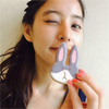 女優の新木優子、可愛いウサギのクッキーを持った自撮り写真公開