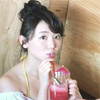 おのののか、椅子に体育座りで座っている写真を公開