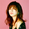 池田エライザ、肩をだして色気のある表情をした写真公開