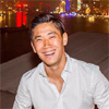 香川真司、中国上海の綺麗な夜景をバックに素敵な笑顔